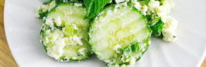 Салат с огурцами, оливковым маслом и сыром фета