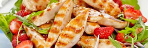 Салат с клубникой и курицей