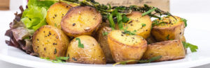 Вкусная закуска из запеченной картошки и кабачков с оливковым маслом